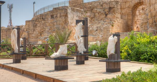 Marmor-Statuen in Cäsarea