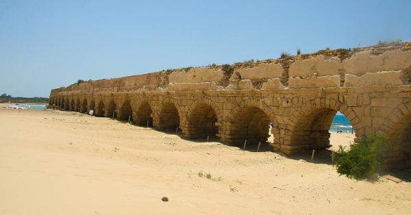 Aquädukt neben dem Nationalpark Cäsarea