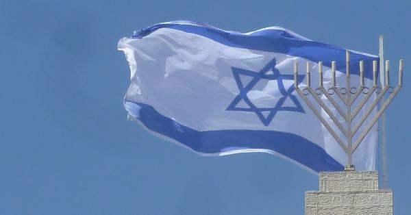 Leuchter vor Flagge Israels
