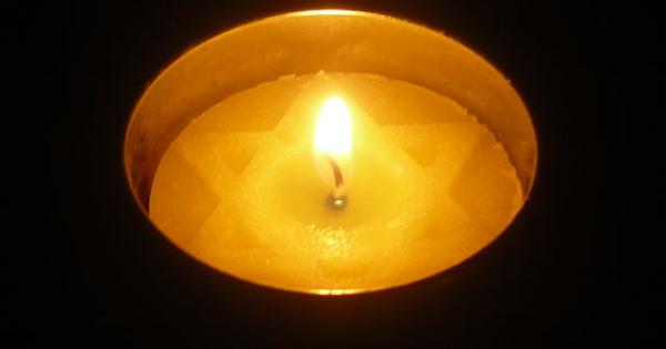Entzündete Kerze zum Jom HaScho'a