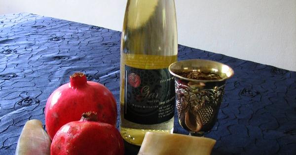 Symbole von Rosh Hashana: Shofar, Äpfel, Honig, Granatapfel, Wein, Kiddush-Glas