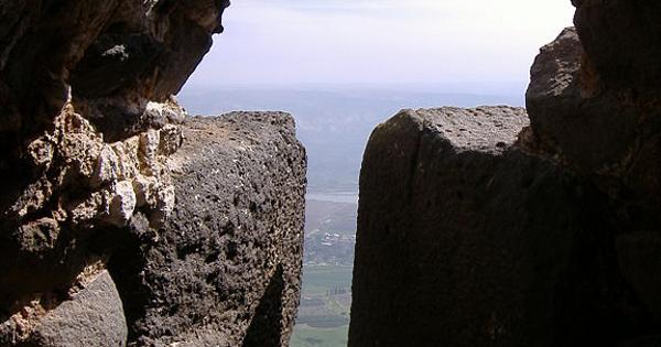 Blick durch eine Schießscharte über das Jordantal