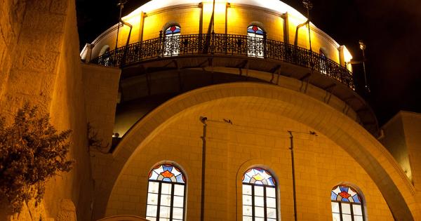 Synagoge bei Nacht