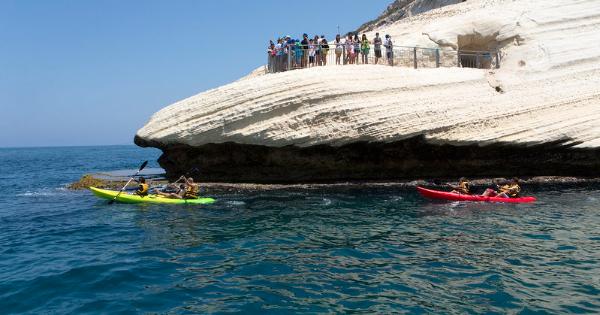 Kayak vor den Felsen von Rosh Hanikra